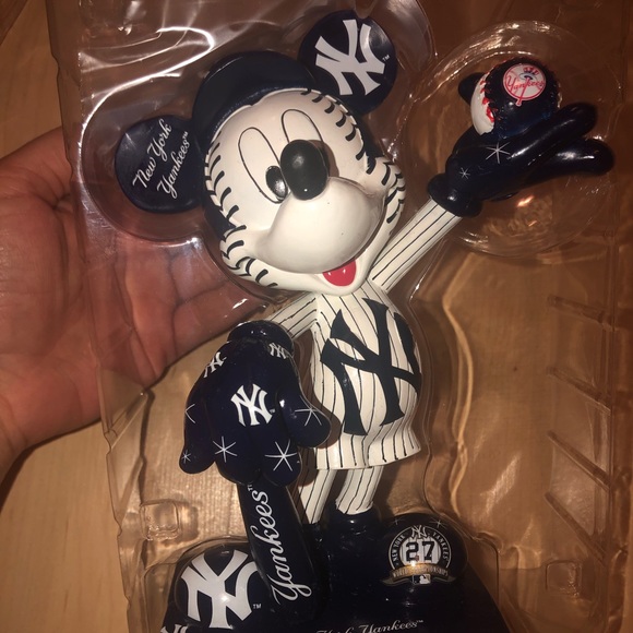 Mickey Mouse Yankees All Stars Figurine - Picture 2 of 3